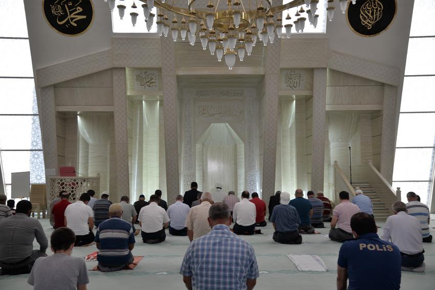 Camiler teravih namazı için pırıl pırıl