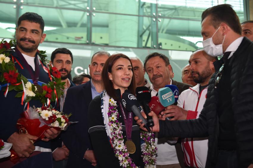 ASKİ SPORLU ŞAMPİYON MİLLİ GÜREŞÇİLER BAŞKENT’TE COŞKUYLA KARŞILANDI